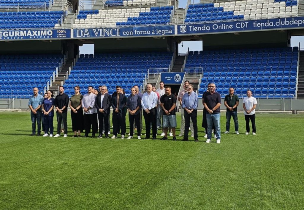 El CD Tenerife guarda un emotivo minuto de silencio por Alberto Molina, el futbolista con más partidos de su historia