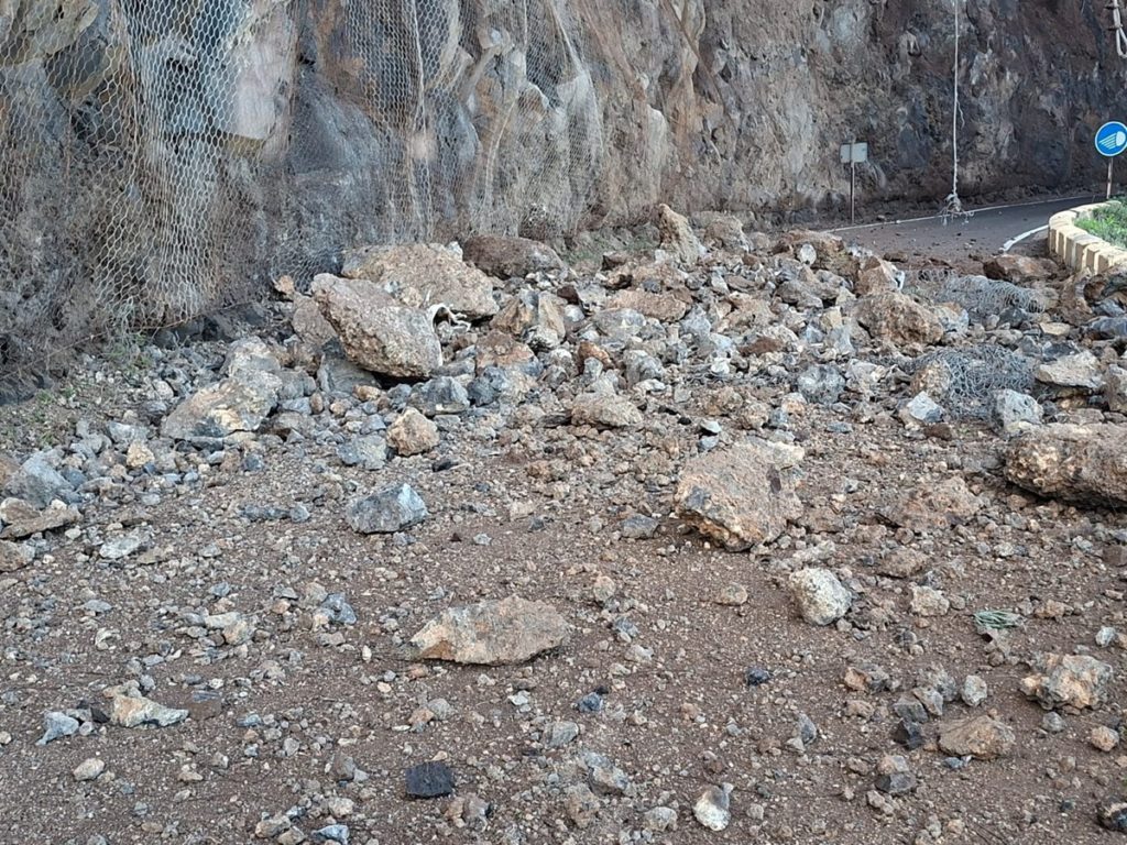 Un gran desprendimiento de rocas obliga a cerrar la carretera de Punta de Teno, en Tenerife