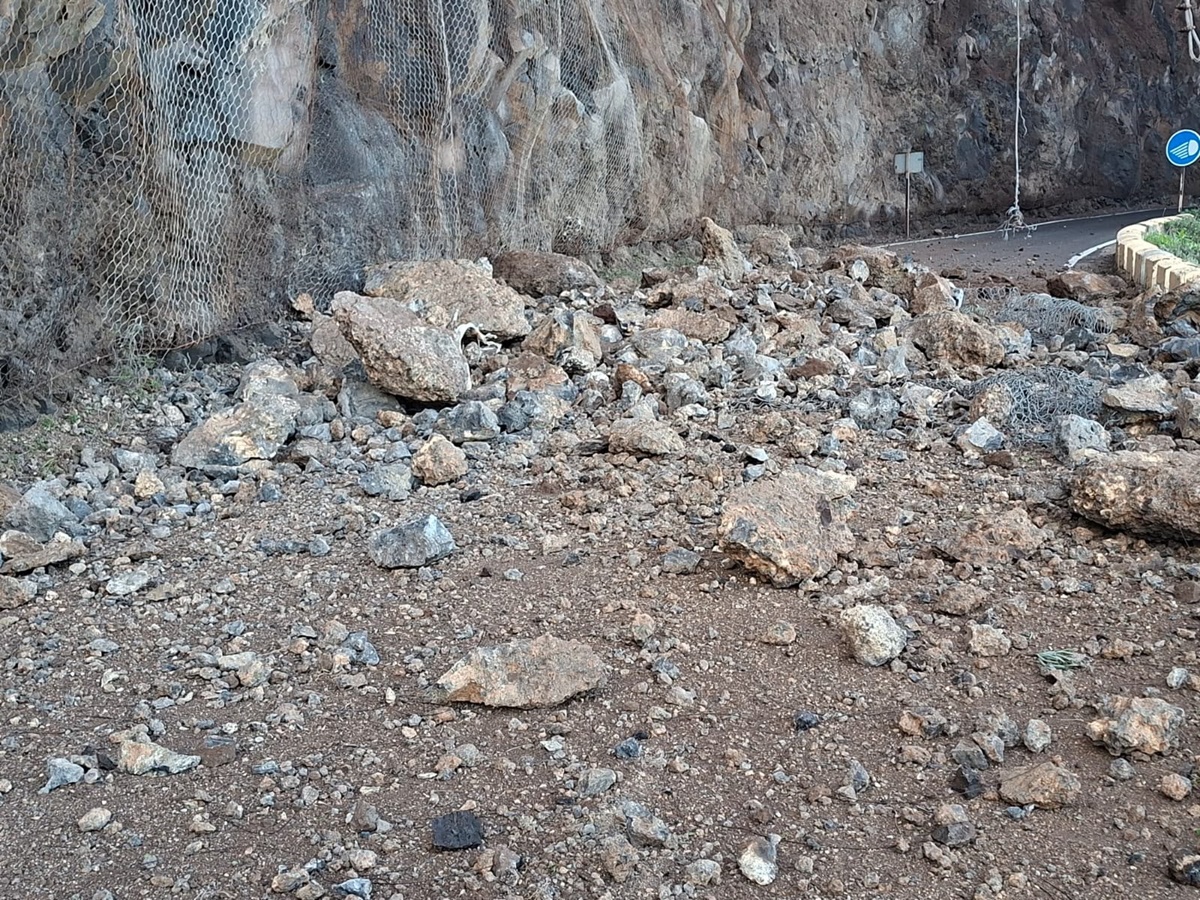Un gran desprendimiento de rocas obliga a cerrar la carretera de Punta de Teno, en Tenerife