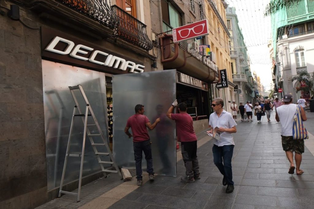 Comercios de Santa Cruz blindan sus escaparates ante el temor a disturbios en Halloween