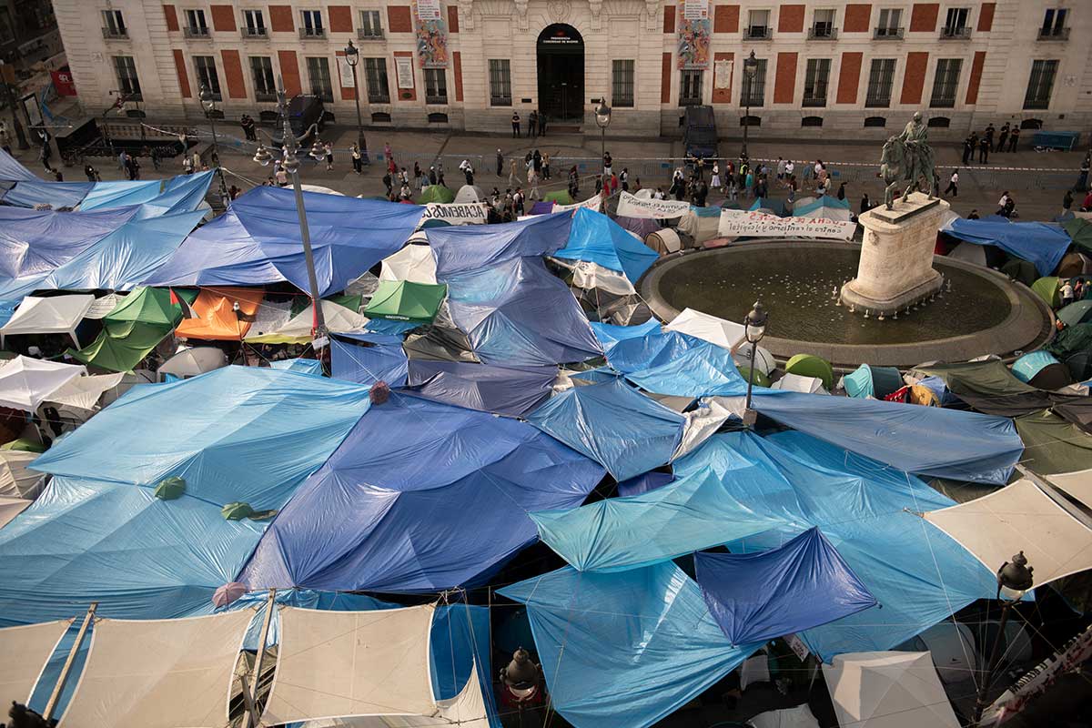 Detenido un joven de 26 años por agresión sexual a una mujer de 22 en la acampada de la Puerta del Sol