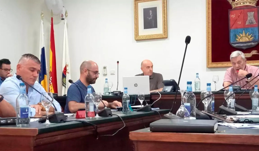Fraga condena las graves amenazas de un concejal de Vox a otro de Podemos en Adeje: “En el pleno no caben agresiones ni faltas de respeto”