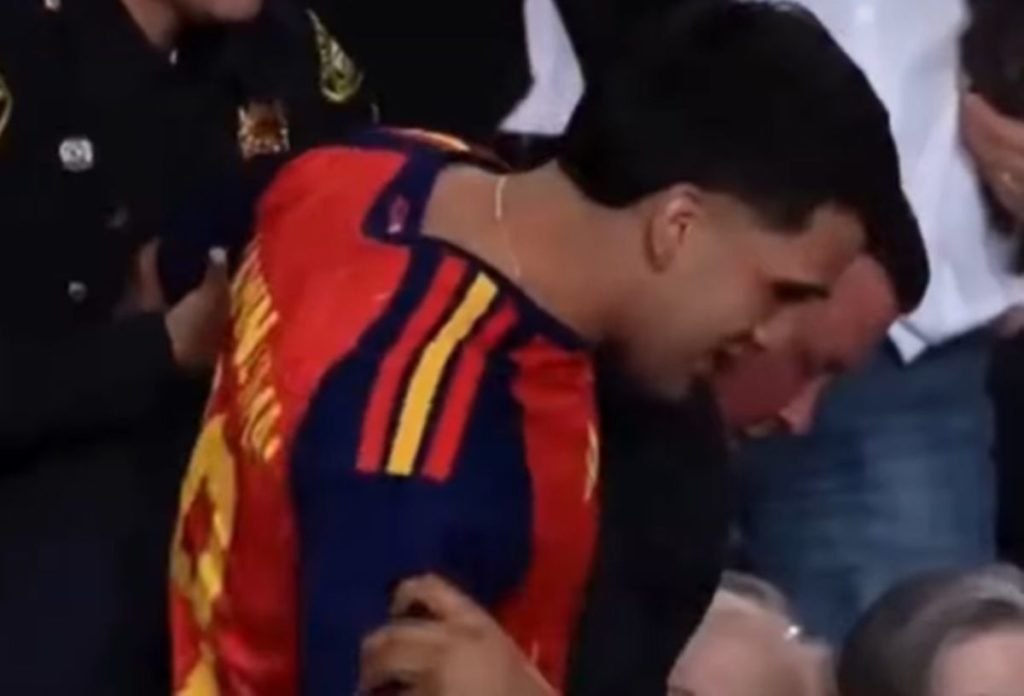 Una camiseta de España se cuela en las protestas de un mitin de Trump