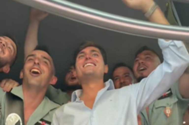 El Ejército investiga a legionarios que vitorearon al agitador ultraderechista Vito Quiles