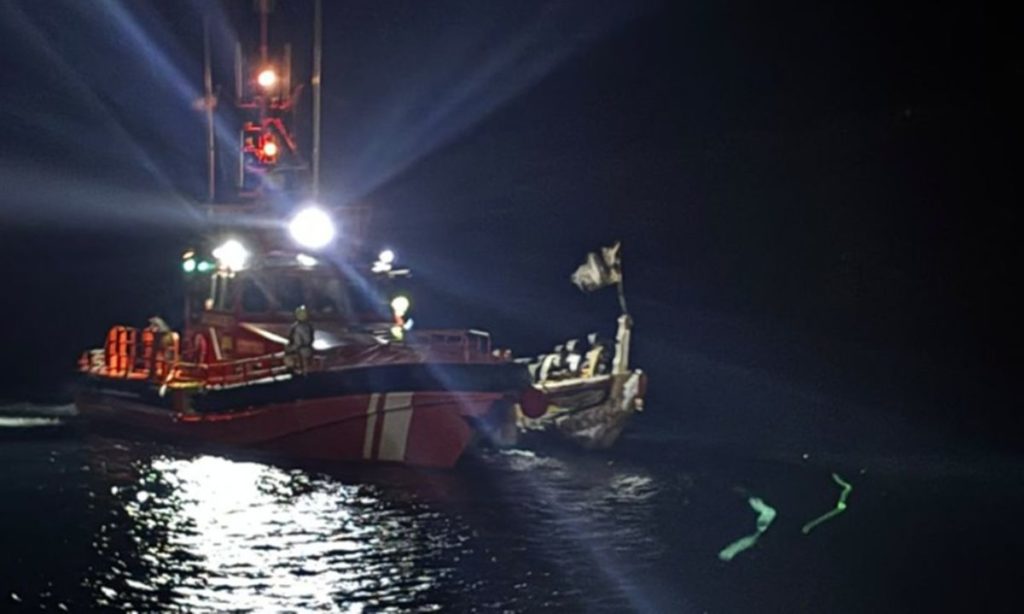 El Hierro recibe tres cayucos con más de 450 personas en dos días