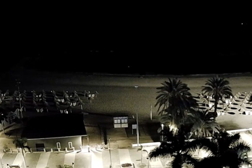 Dos hombres heridos tras caer desde un muro en la playa de Troya, Adeje