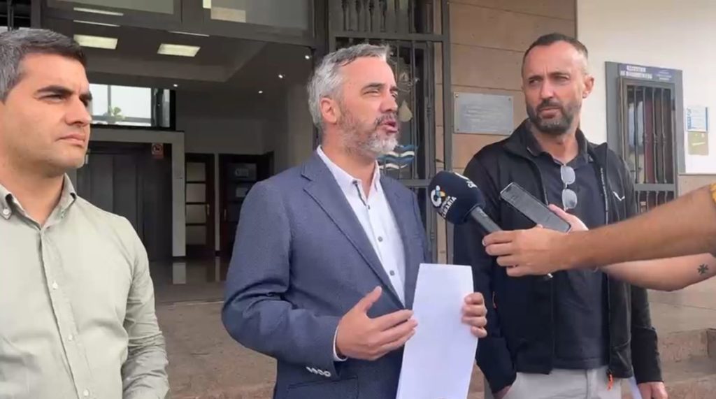 Presentada la moción de censura contra el alcalde de San Juan de la Rambla: “Decir en pocas palabras los motivos es complejo”