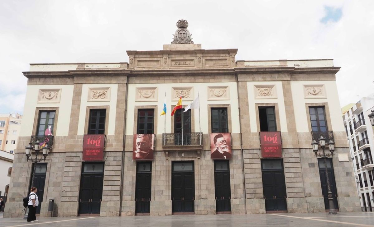 Una fuga de agua en el entorno del Teatro Guimerá moviliza un amplio dispositivo en Santa Cruz
