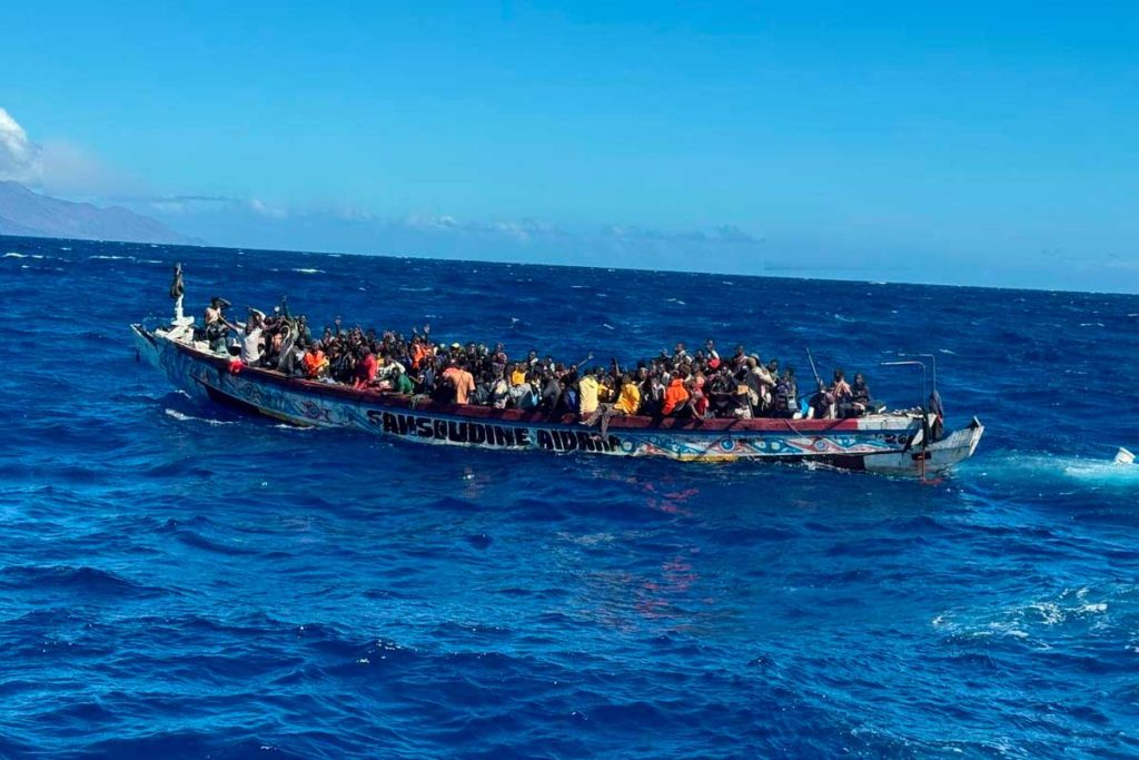 La ruta canaria deja tres fallecidos en un cayuco que arribó en la pasada madrugada a El Hierro
