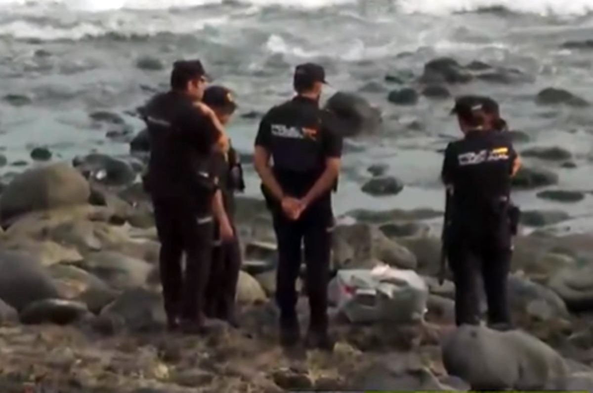 Un equipo de Televisión Canaria encuentra un fardo de droga en plena playa al finalizar una conexión en directo