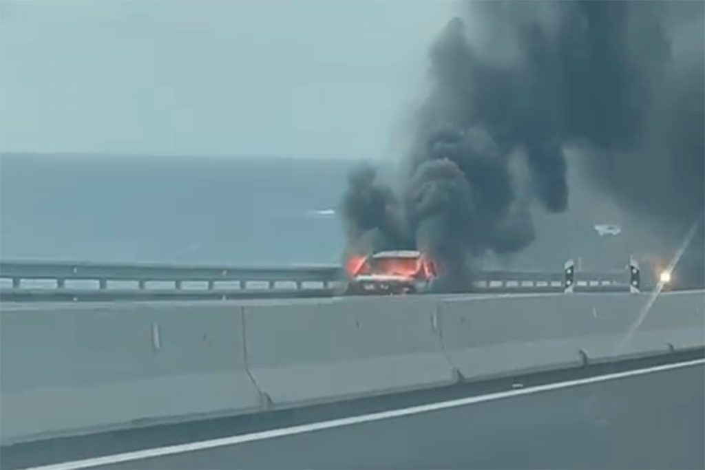 Un coche en llamas provoca grandes retenciones en la TF-1