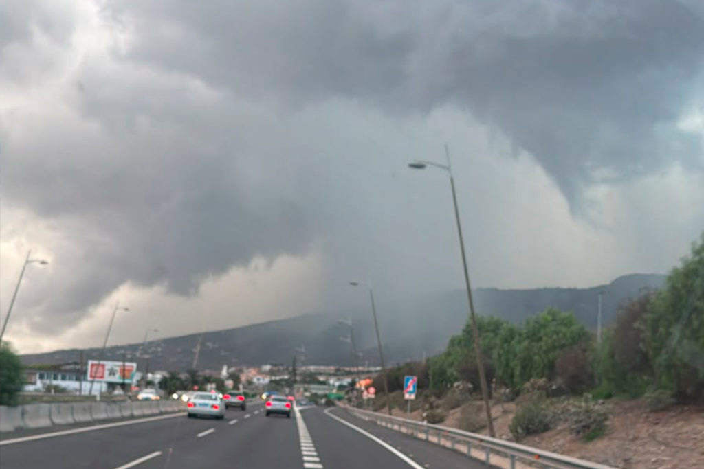 Fuerte tromba de agua en Tenerife: la Aemet advierte de chubascos y posibles crecidas de barrancos