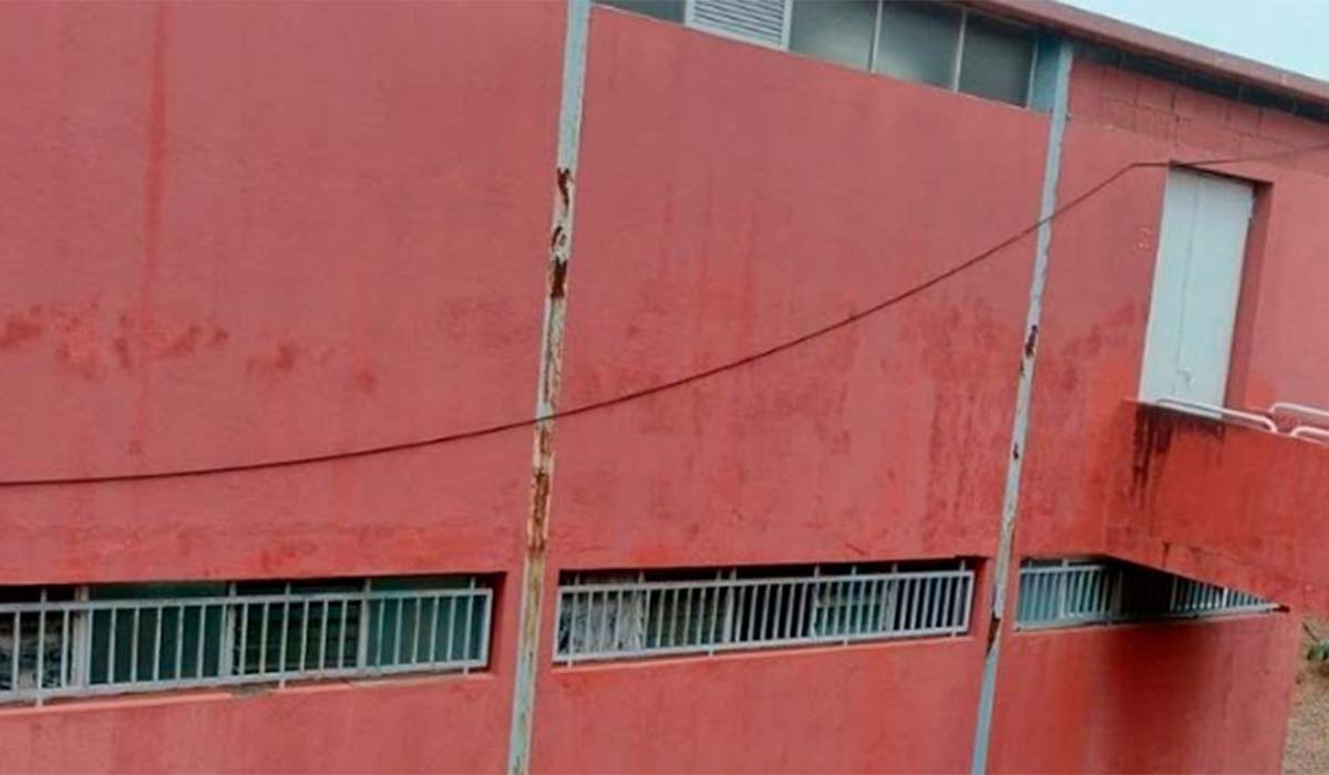 Grietas, suciedad y telarañas: denuncian el deterioro del Pabellón de Deportes de Tacoronte