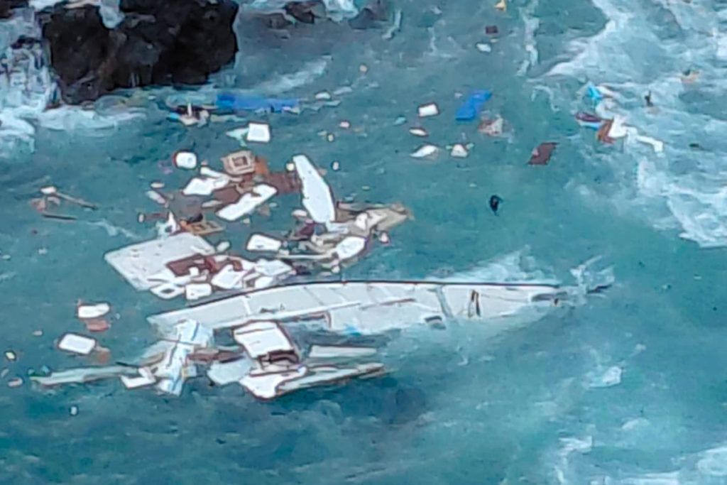 Cinco personas heridas al encallar su velero en el norte de Lanzarote